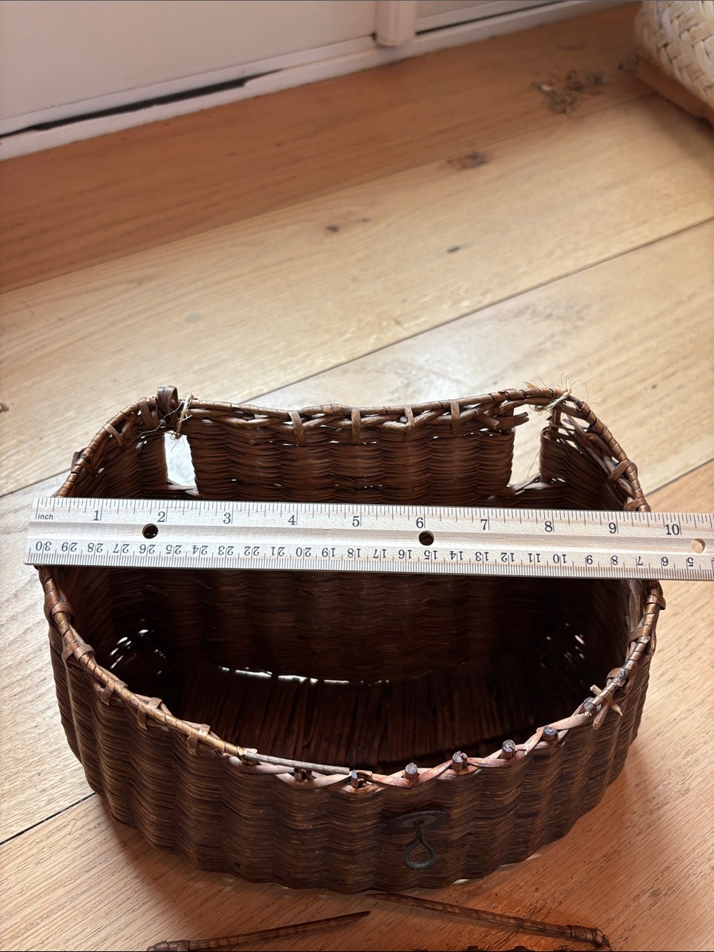 Vtg Handwoven Fishing Creel Basket
Primitive Wicker Creel Rustic Cabin Decor - Picture 7 of 10